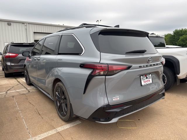 Used 2023 Toyota Sienna XSE FWD image 3
