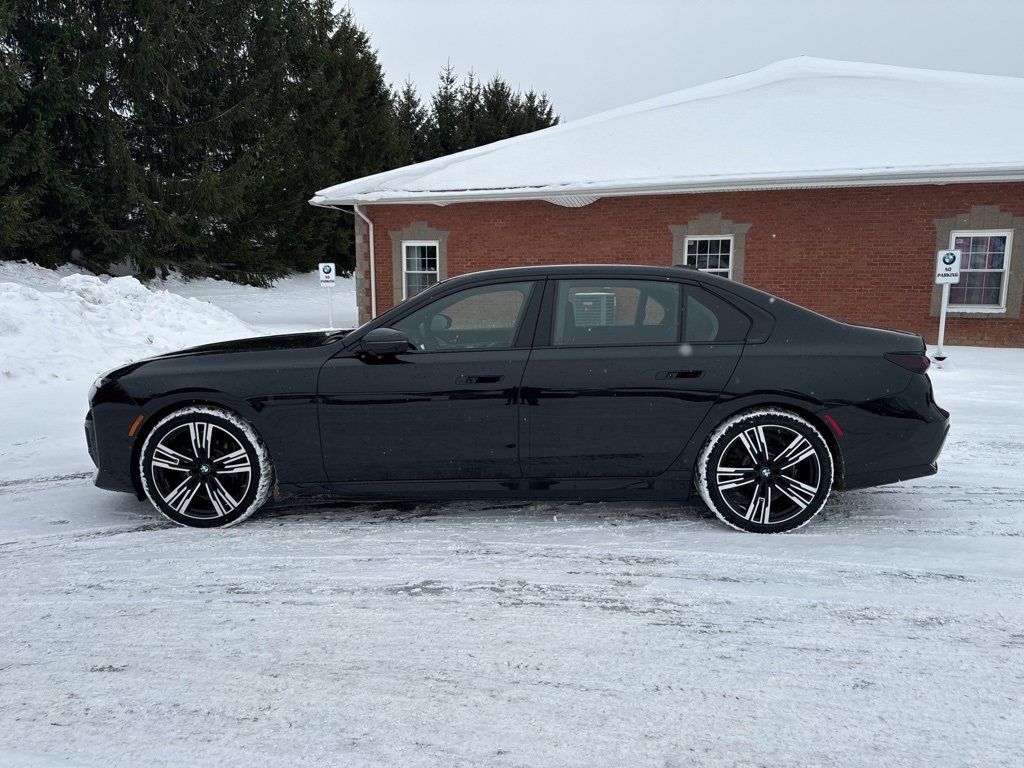 Used 2026 BMW i7 xDrive60 w/ Executive Package image 3