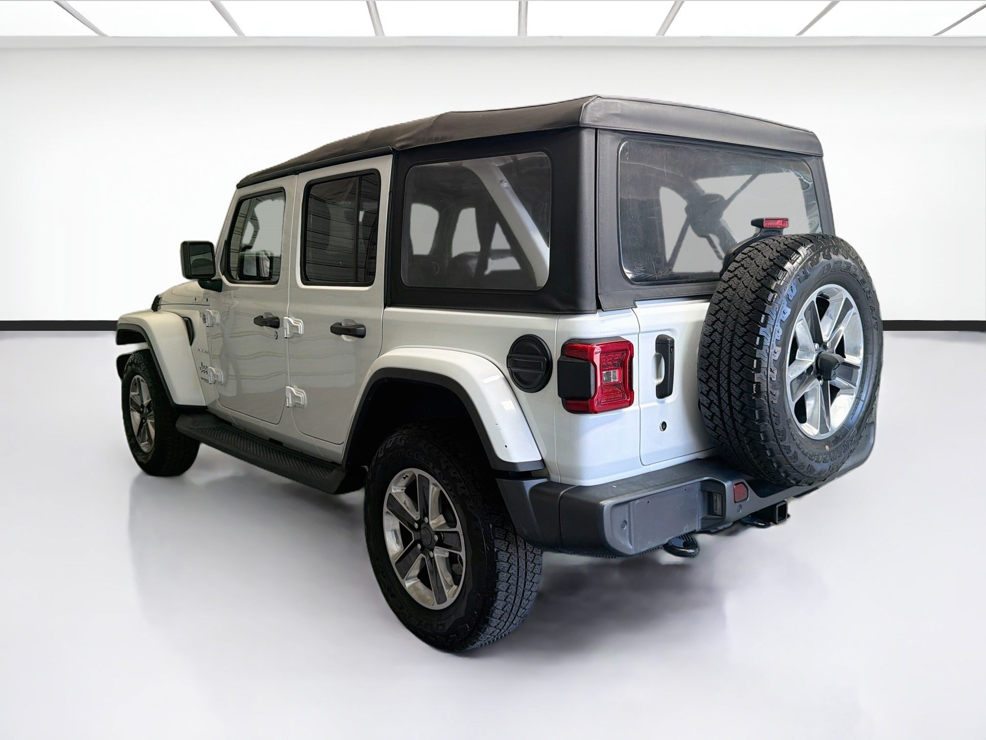 Used 2018 Jeep Wrangler Unlimited Sahara AWD/4WD image 6