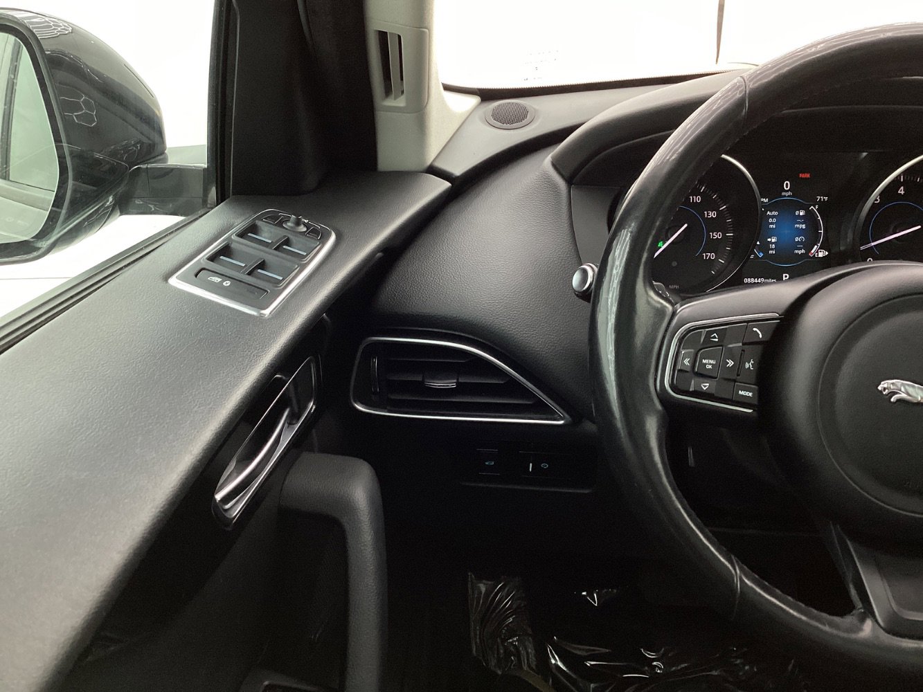 Used 2018 Jaguar F-PACE Premium image 33