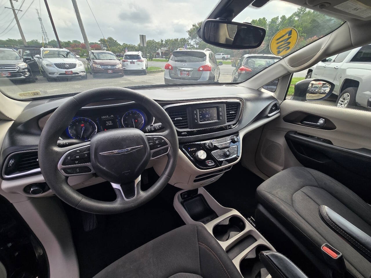 Used 2017 Chrysler Pacifica LX FWD image 22