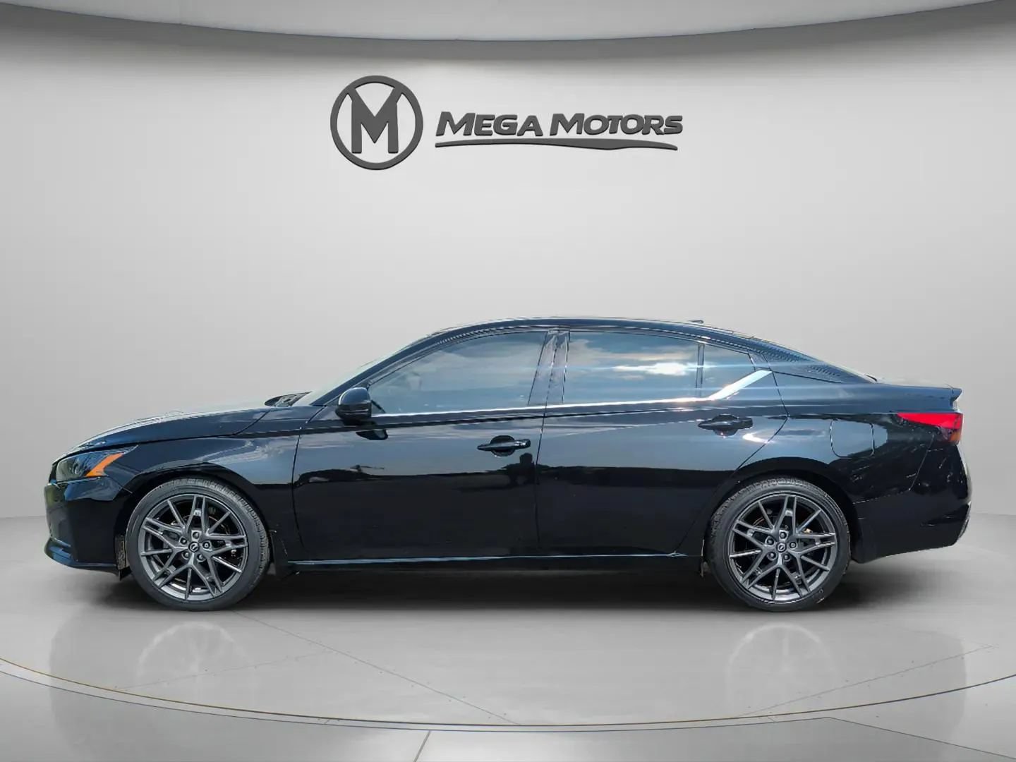 Used 2023 Nissan Altima 2.0 SR FWD image 3