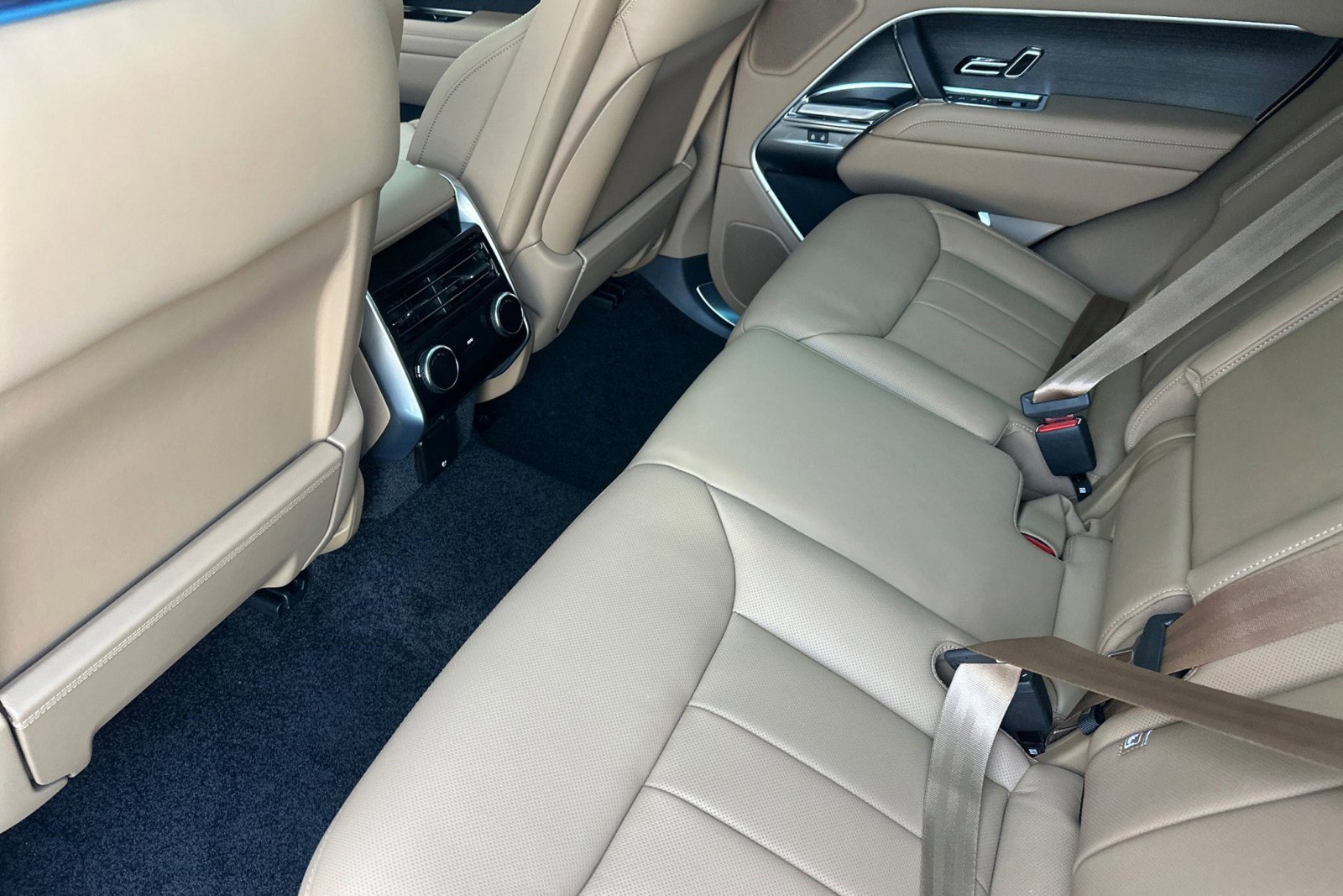 New 2026 Land Rover Range Rover SE image 15