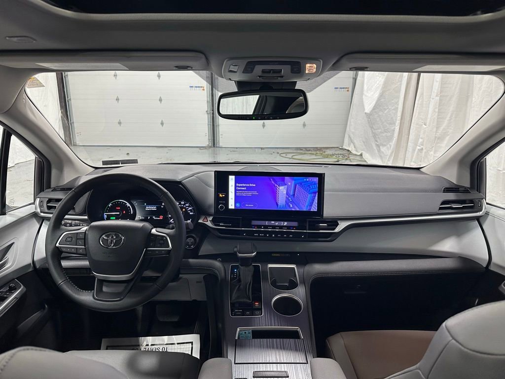 Used 2025 Toyota Sienna XLE image 44