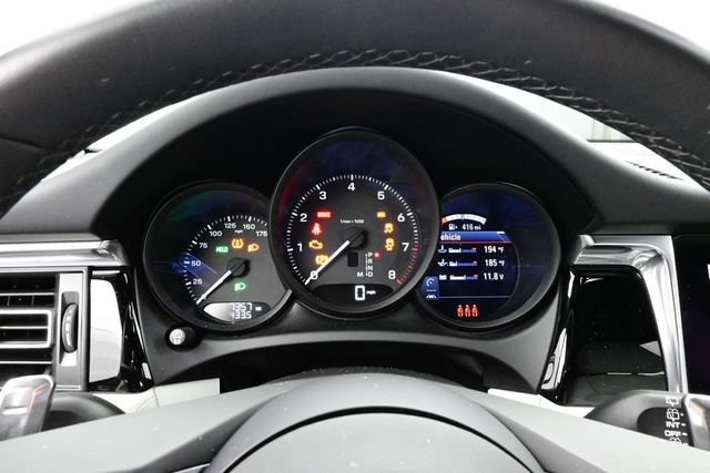 Certified 2025 Porsche Macan AWD/4WD image 9