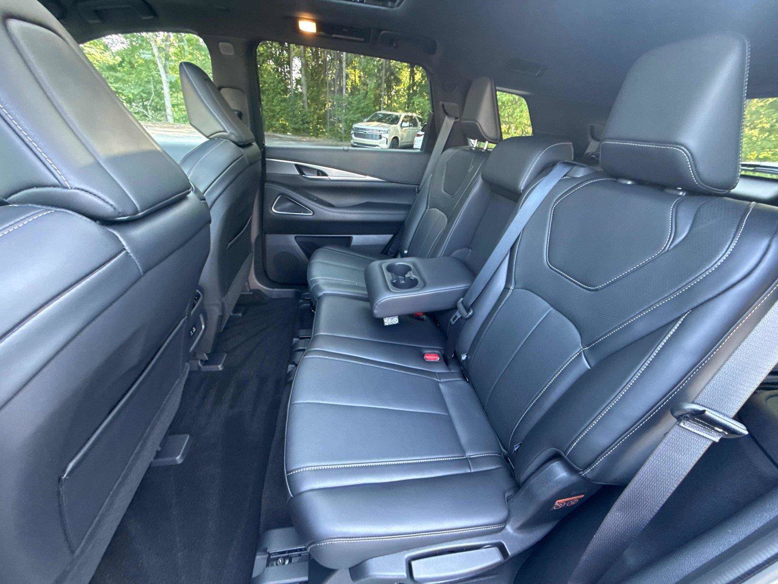 Used 2025 INFINITI QX60 Luxe w/ Black Edition FWD image 12