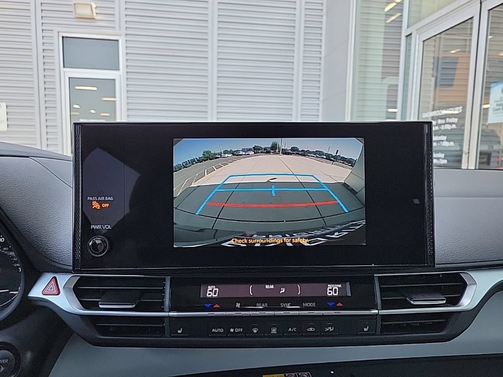 Used 2025 Toyota Sienna XLE FWD image 28