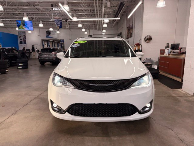 Used 2019 Chrysler Pacifica Limited w/ S Appearance Package FWD image 2
