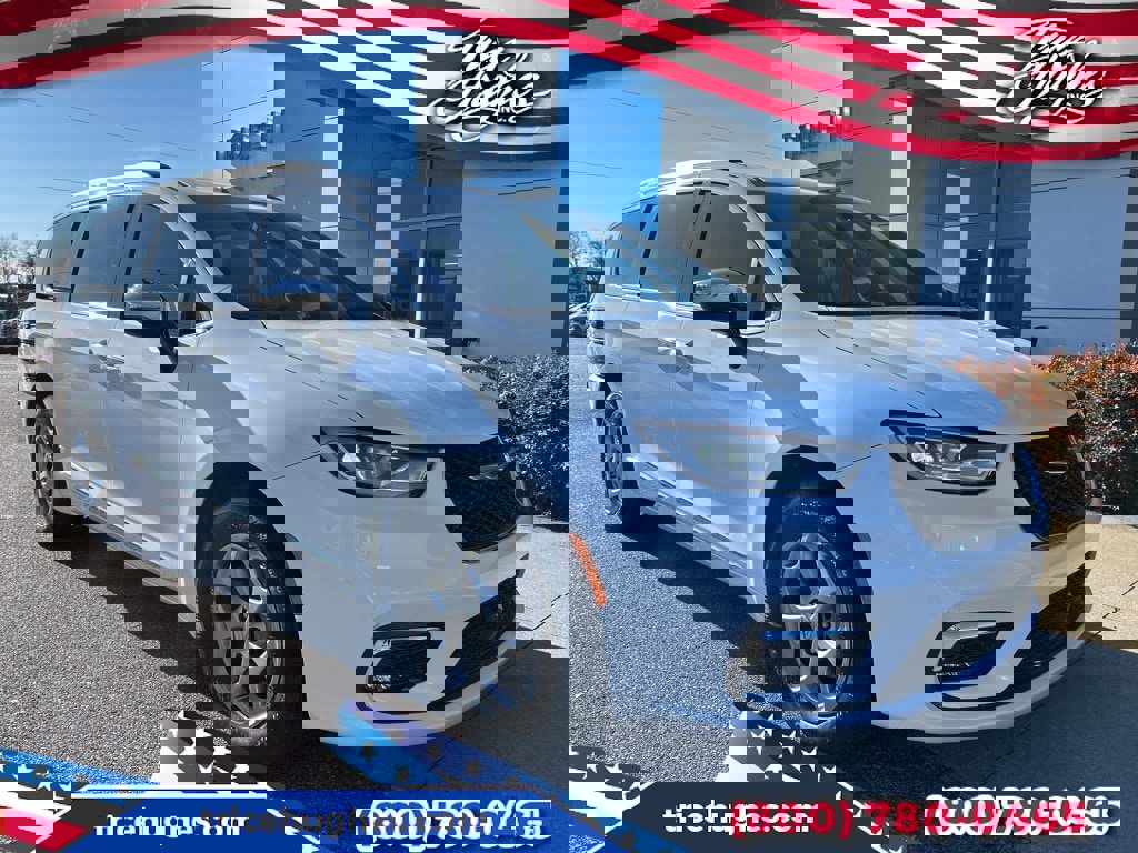 Used 2023 Chrysler Pacifica Limited w/ Uconnect Theater Family Group image 1