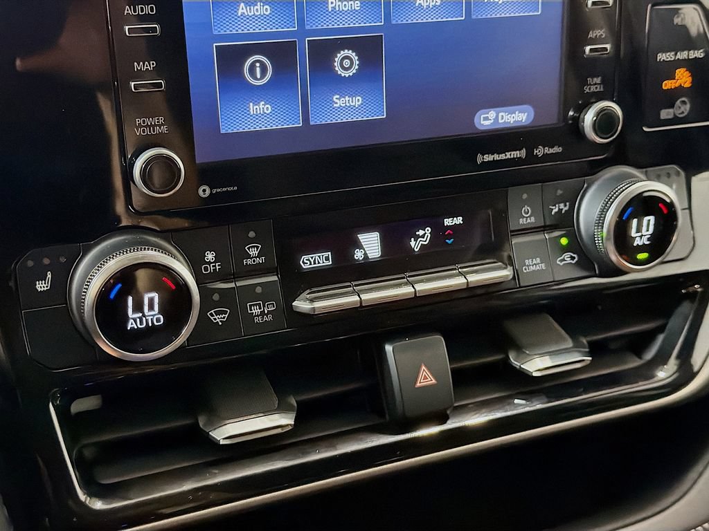 Used 2022 Toyota Highlander XLE AWD/4WD image 17