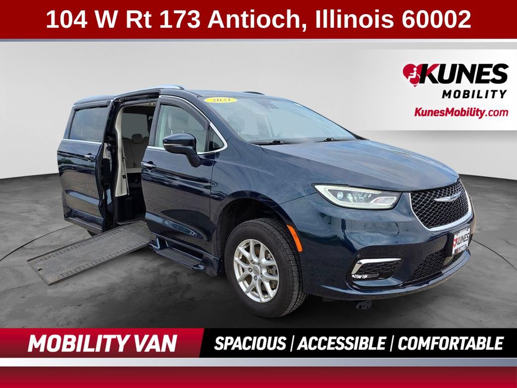Used 2021 Chrysler Pacifica Touring-L w/ Uconnect Theater Family Group FWD image 1