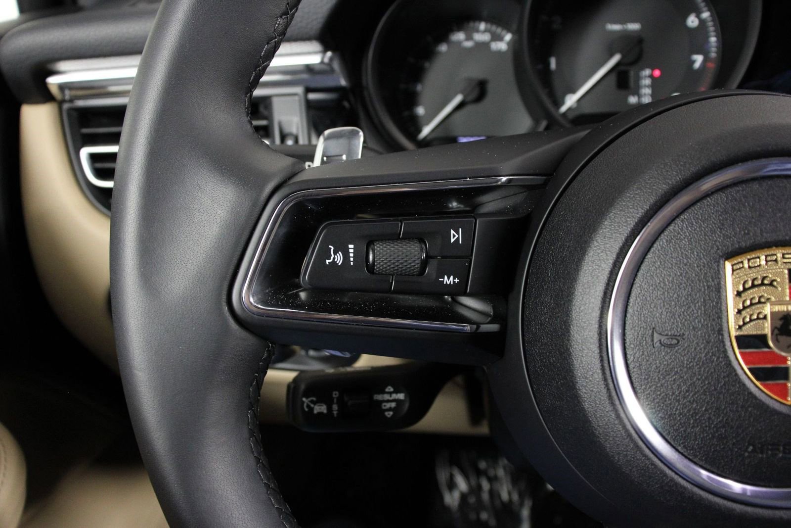 Certified 2025 Porsche Macan image 14