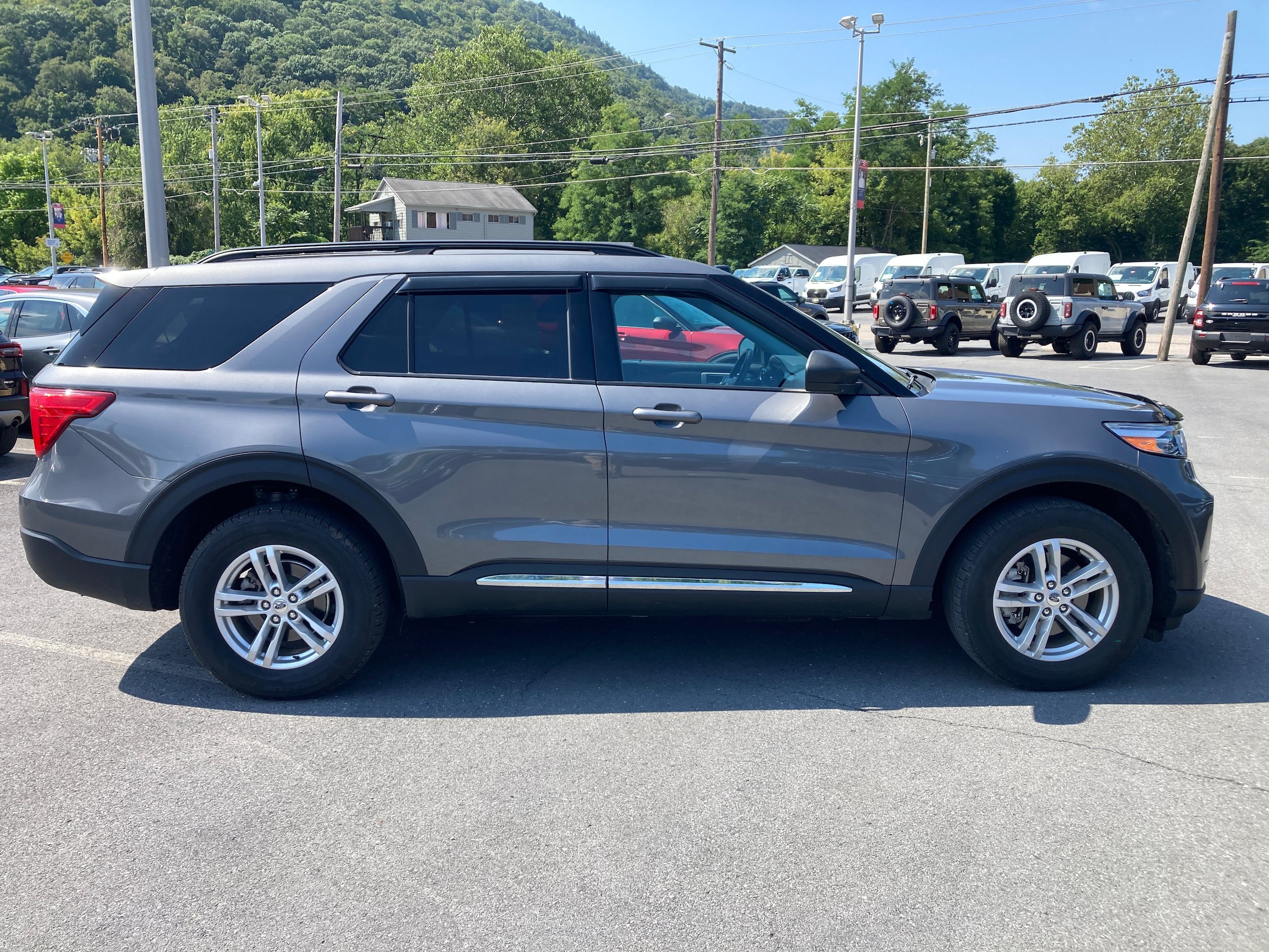 Certified 2022 Ford Explorer XLT w/ Equipment Group 202A AWD/4WD image 4