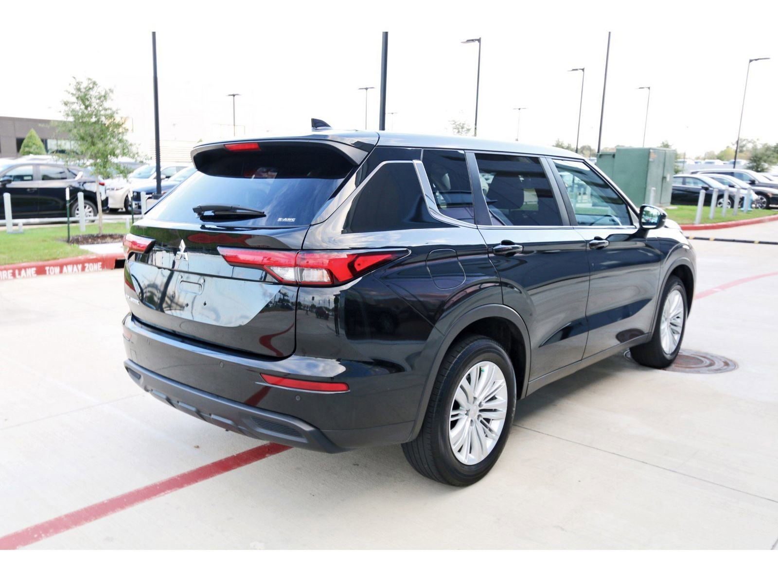 Used 2024 Mitsubishi Outlander ES image 8