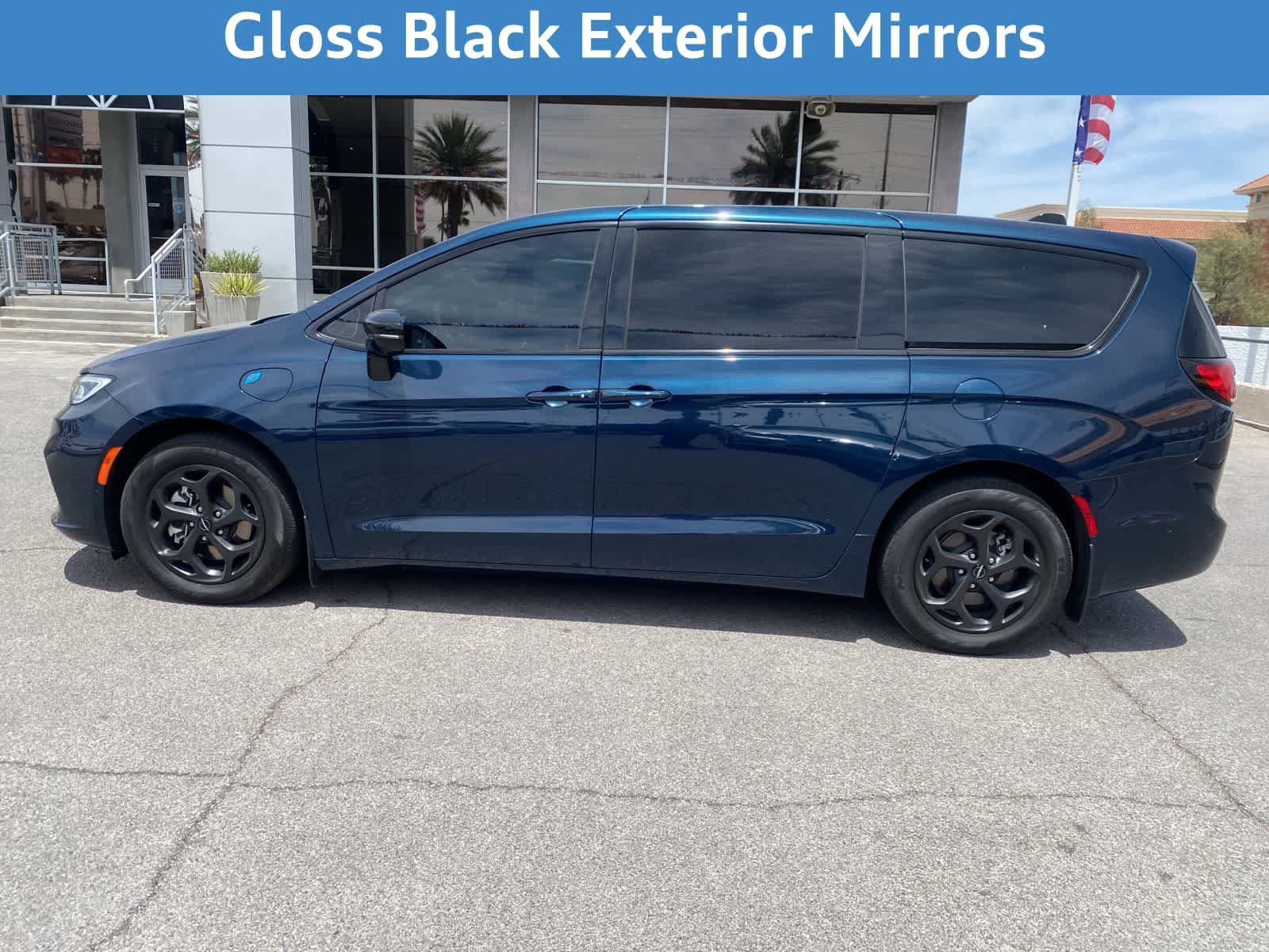 Used 2023 Chrysler Pacifica Limited w/ Uconnect Theater Family Group FWD image 11