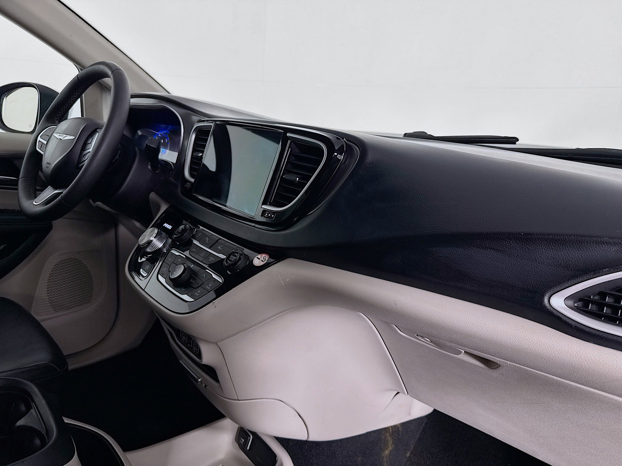 Used 2023 Chrysler Pacifica Touring-L image 49