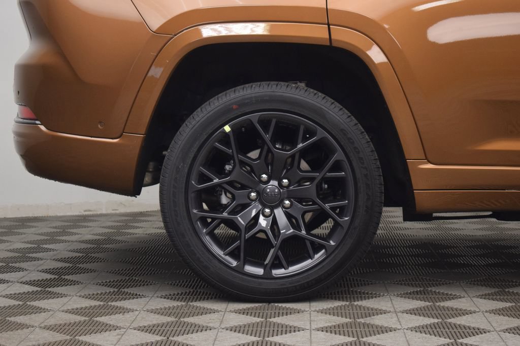 New 2026 Jeep Grand Cherokee Summit w/ Obsidian Package AWD/4WD image 8