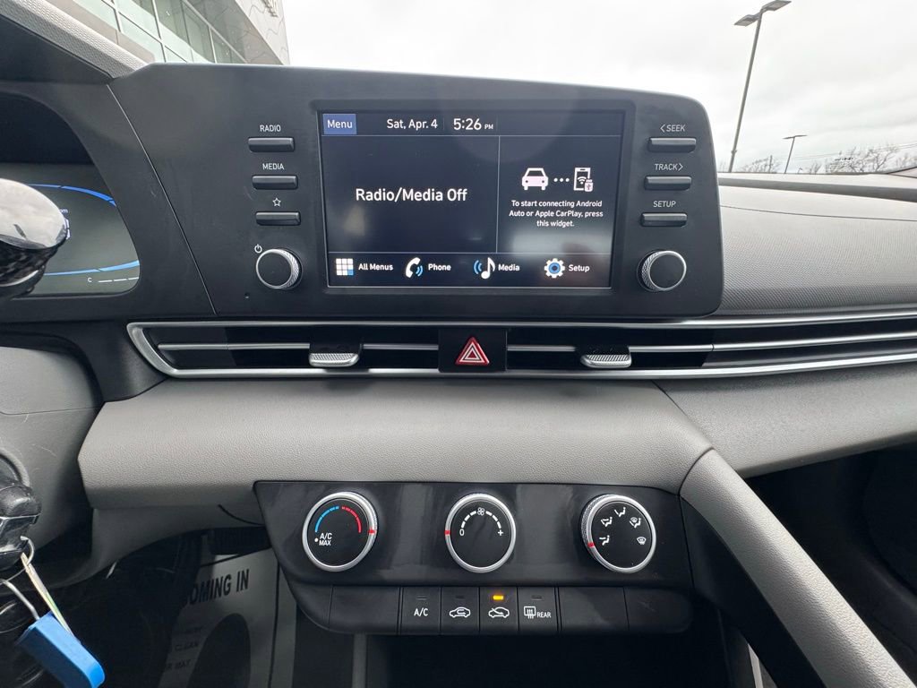 Used 2025 Hyundai Elantra SE image 2