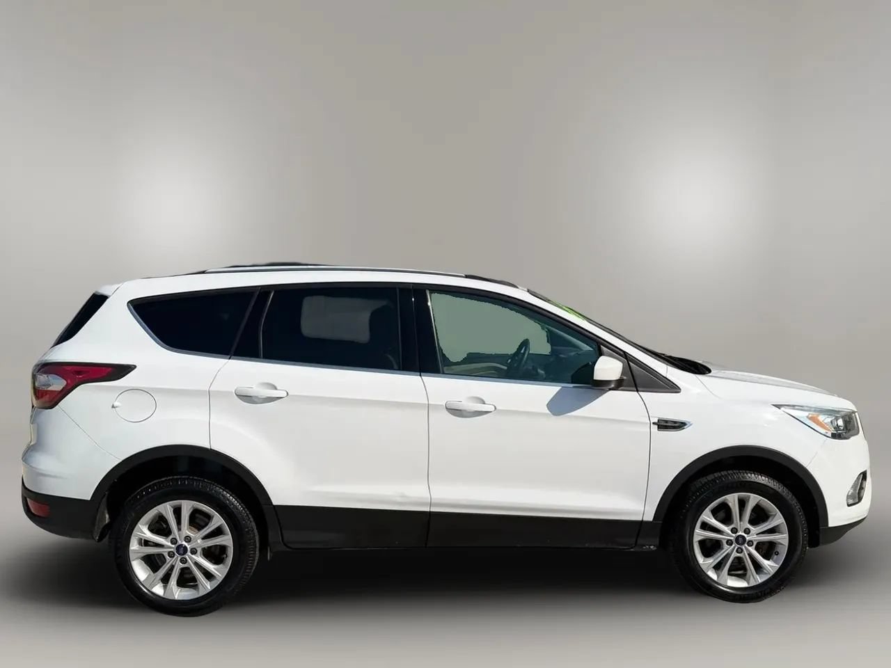 Used 2017 Ford Escape SE w/ Equipment Group 201A FWD image 9