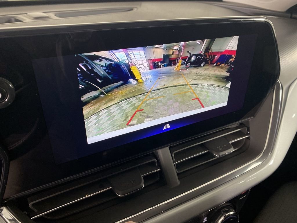 Certified 2025 Chevrolet Trax LT w/ Driver Confidence Package image 17