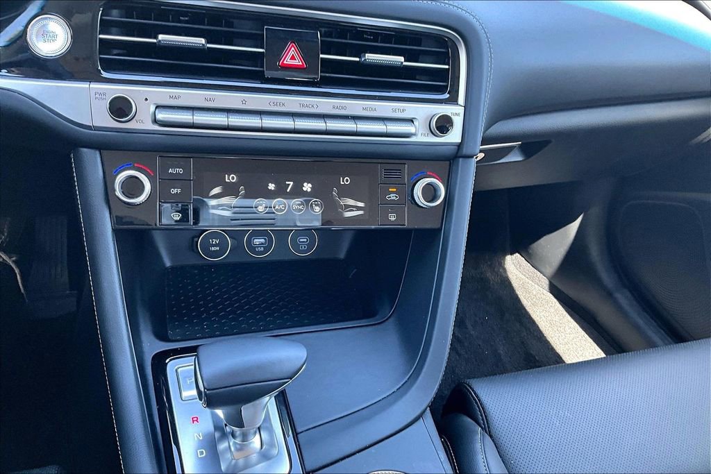 Used 2025 Genesis G70 2.5T image 25