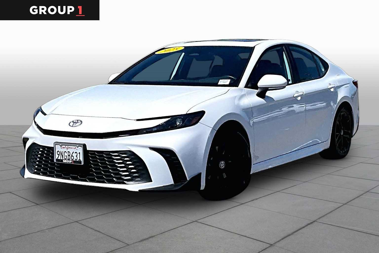 Used 2025 Toyota Camry SE FWD image 1