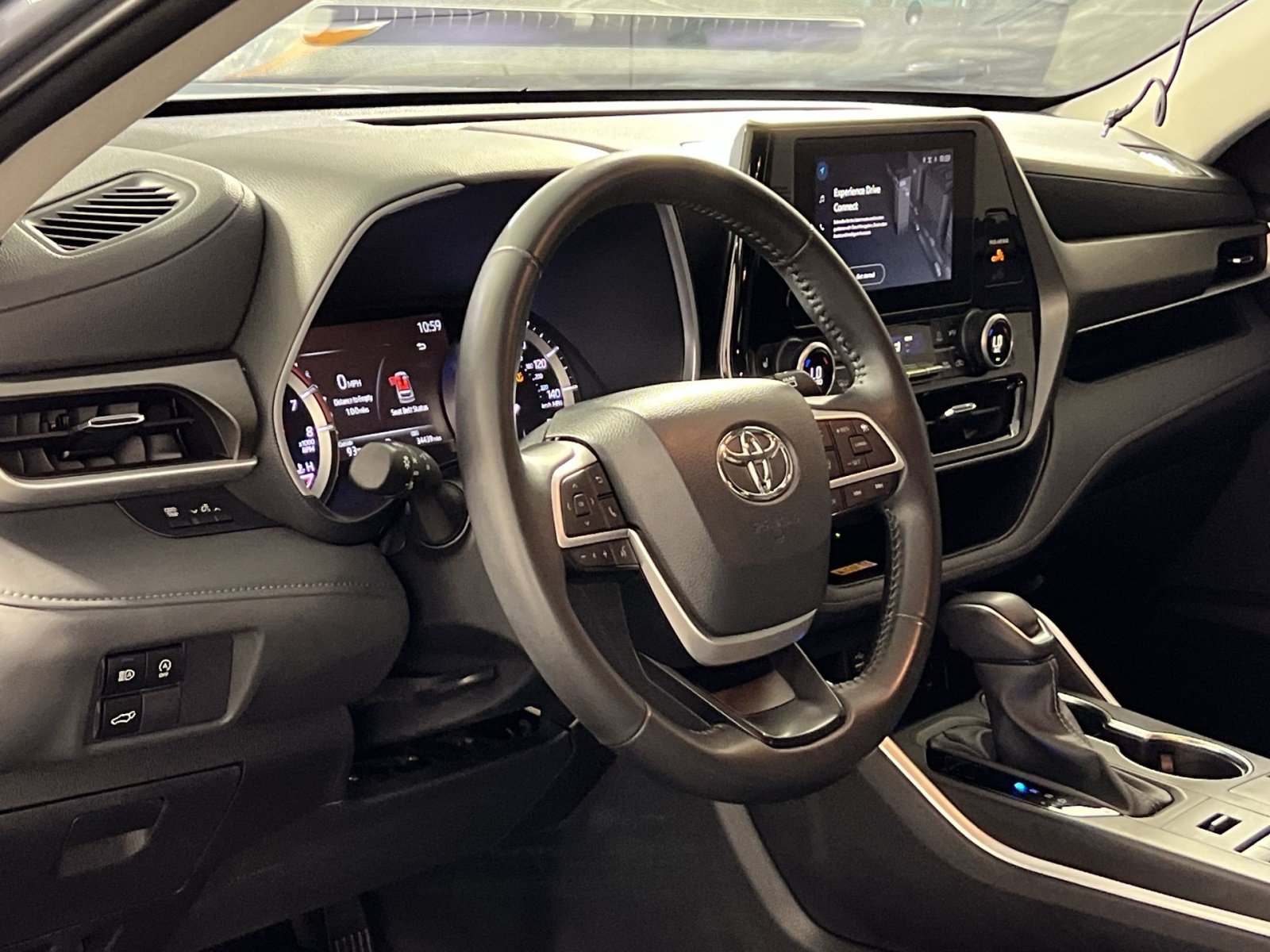 Used 2023 Toyota Highlander XLE AWD/4WD image 16