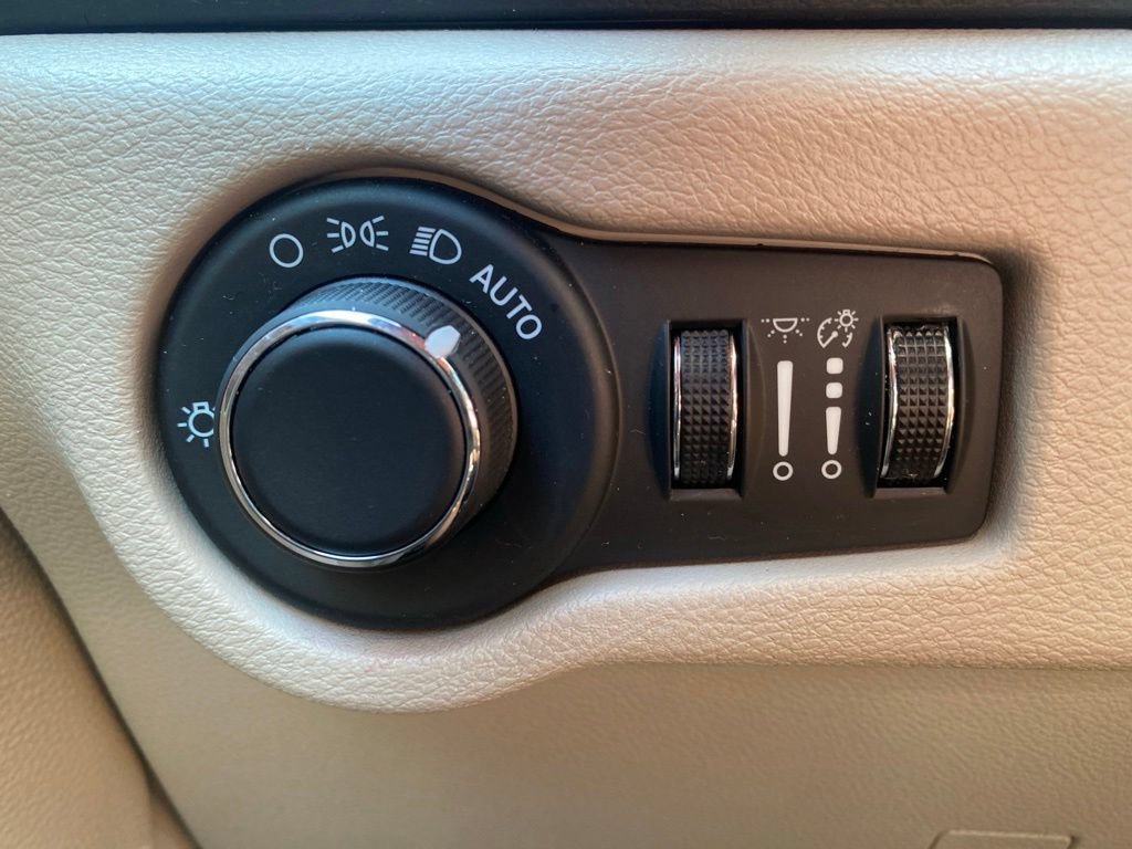 Used 2023 Chrysler Voyager LX FWD image 18