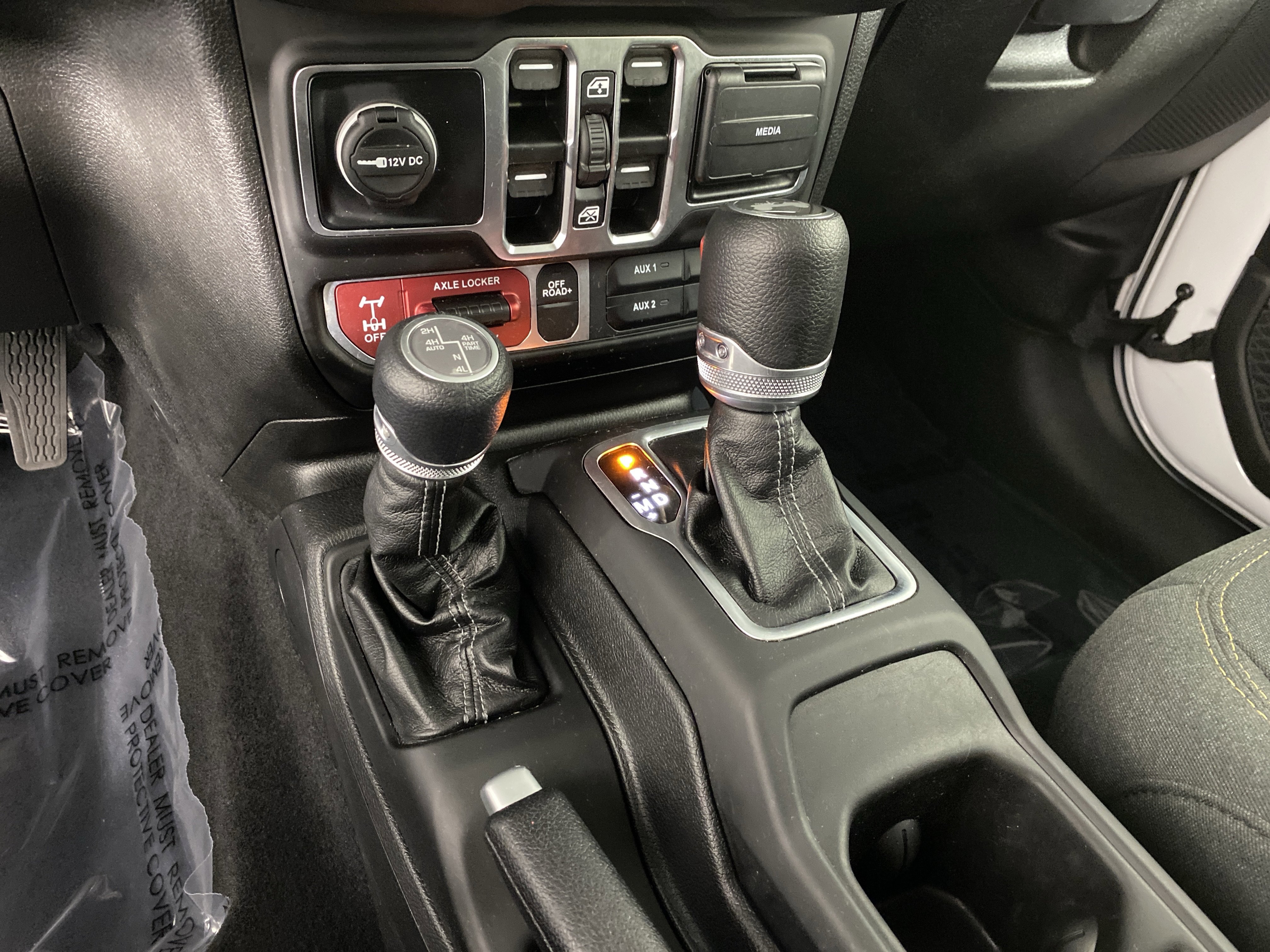 Used 2025 Jeep Wrangler Willys AWD/4WD image 34