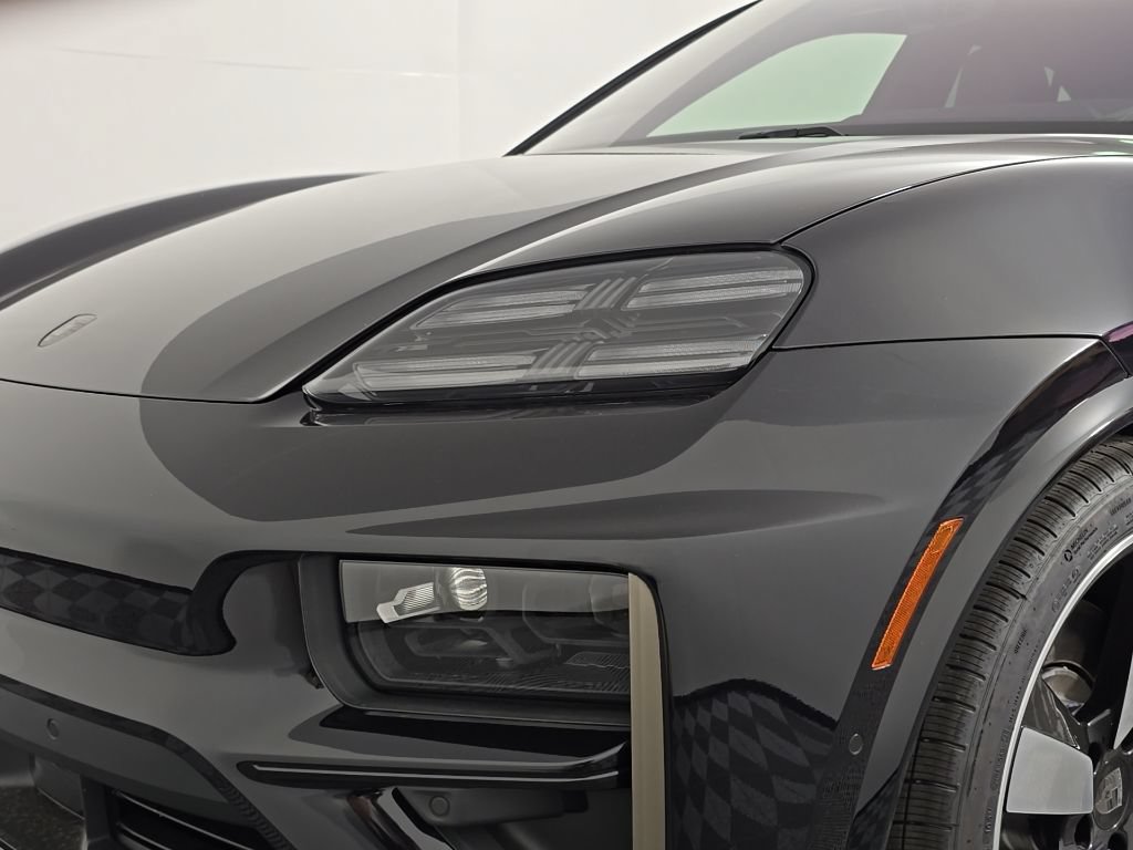 Certified 2025 Porsche Macan Turbo Electric AWD/4WD image 12