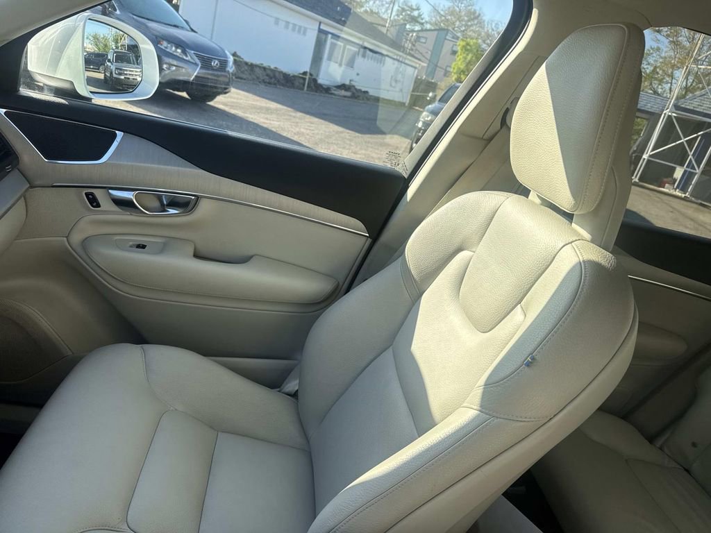 Used 2021 Volvo XC90 T5 Momentum w/ Climate Package image 18