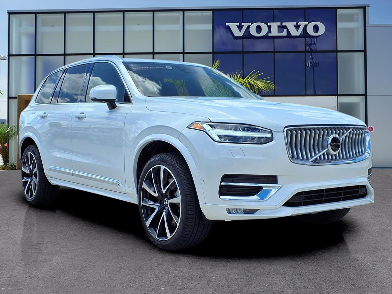 Used 2024 Volvo XC90 B6 Ultimate w/ Protection Package Premier AWD/4WD image 1