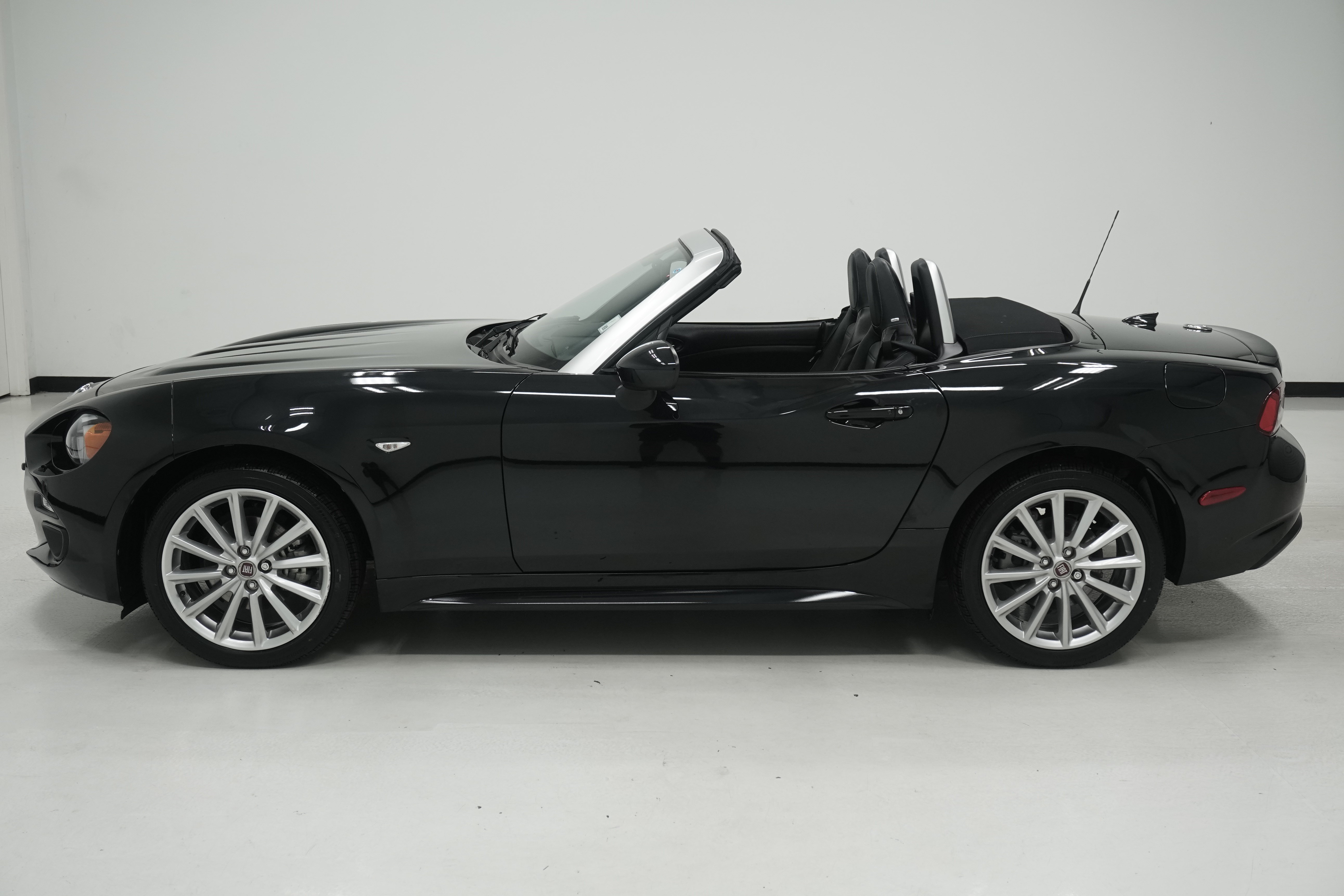 Used 2020 FIAT 124 Spider Lusso w/ Convenience Group RWD image 9
