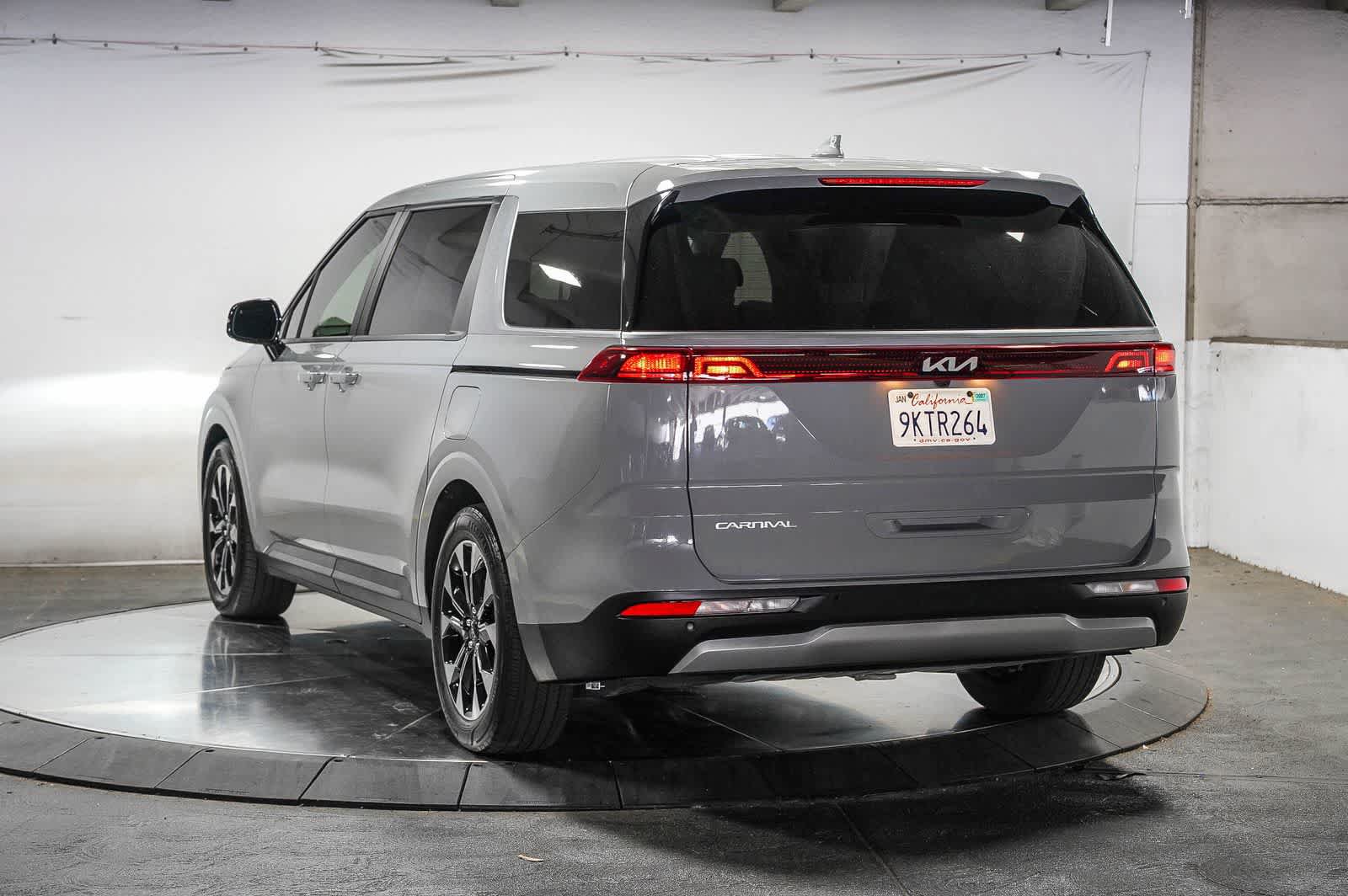 Used 2024 Kia Carnival EX FWD image 2