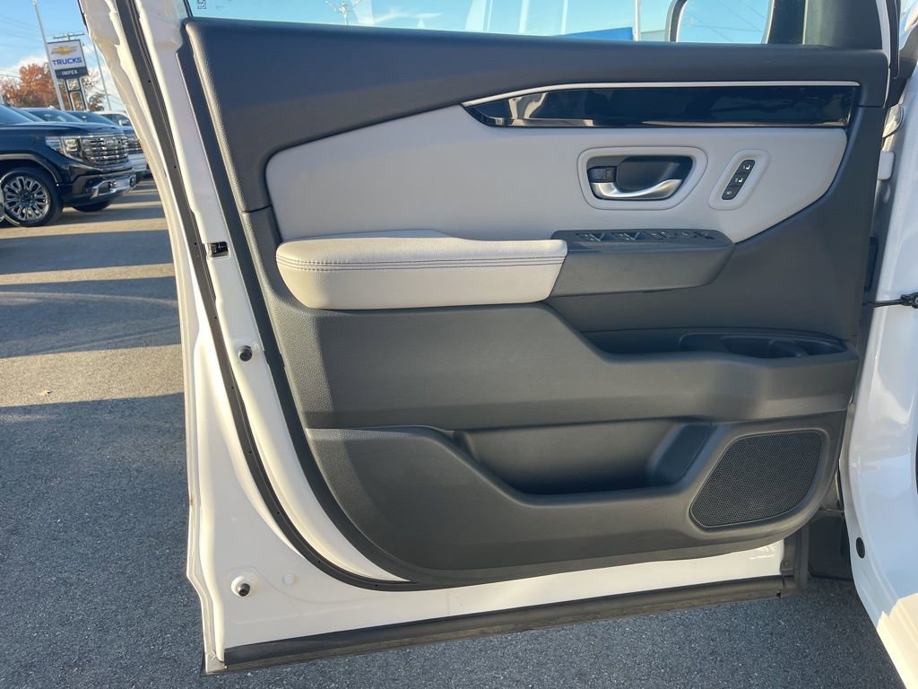 Used 2025 Honda Pilot Touring image 9