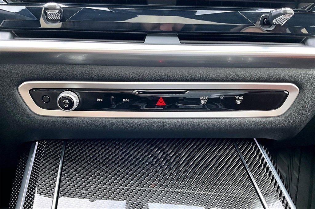 Used 2025 BMW X7 M60i w/ Climate Comfort Package image 32