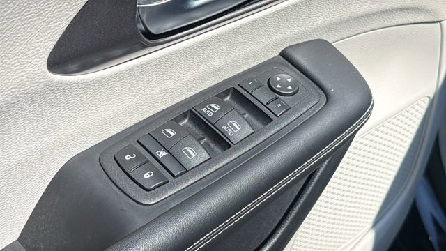 Used 2024 Chrysler Pacifica Touring-L image 18