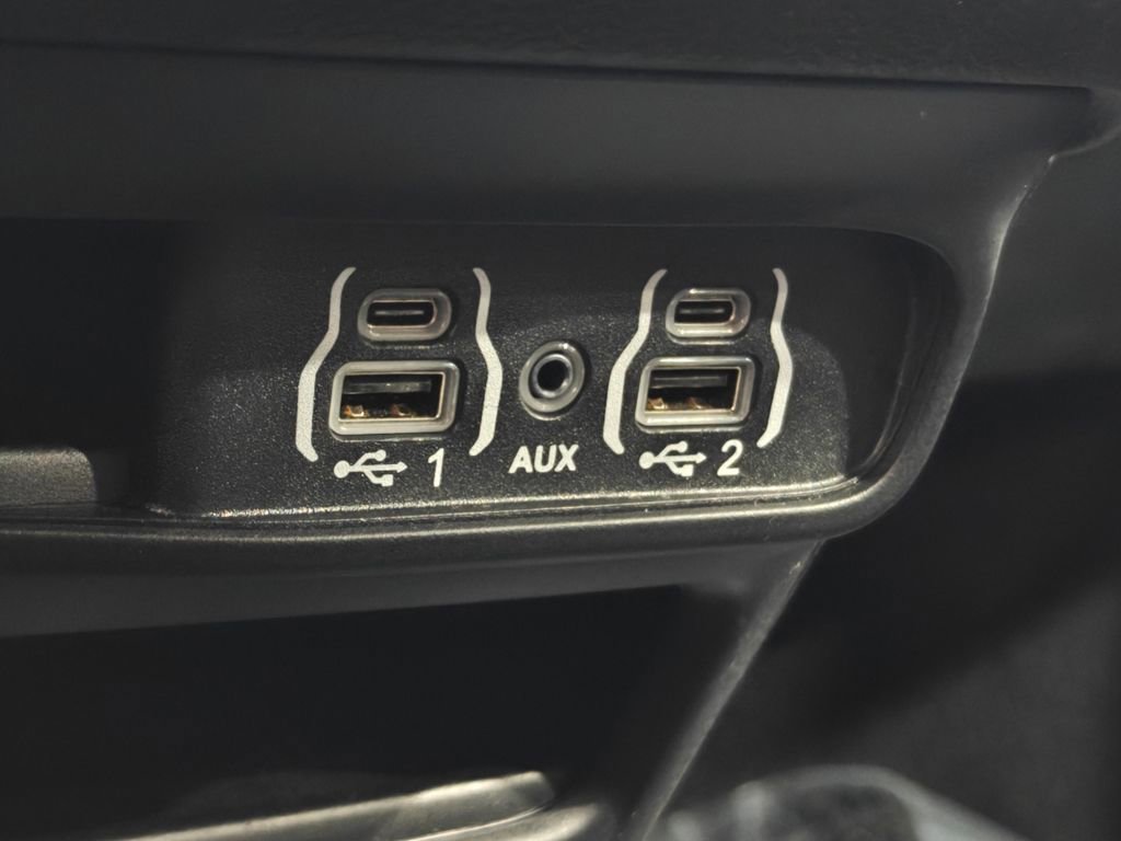 Used 2025 Chrysler Pacifica Select image 52