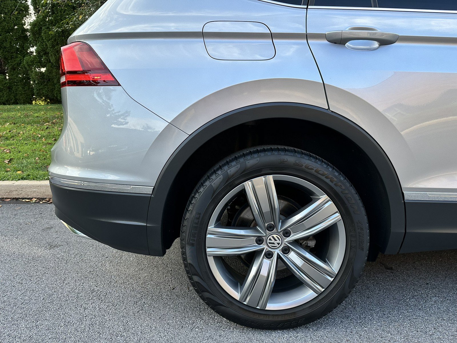 Used 2020 Volkswagen Tiguan SEL AWD/4WD image 49