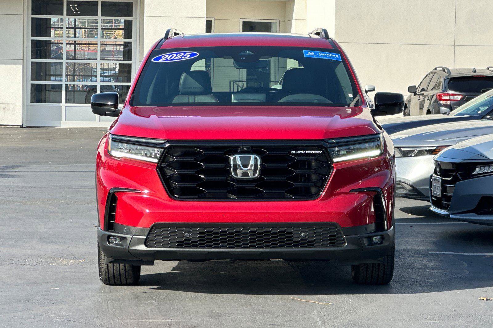 Certified 2025 Honda Pilot Black Edition image 8