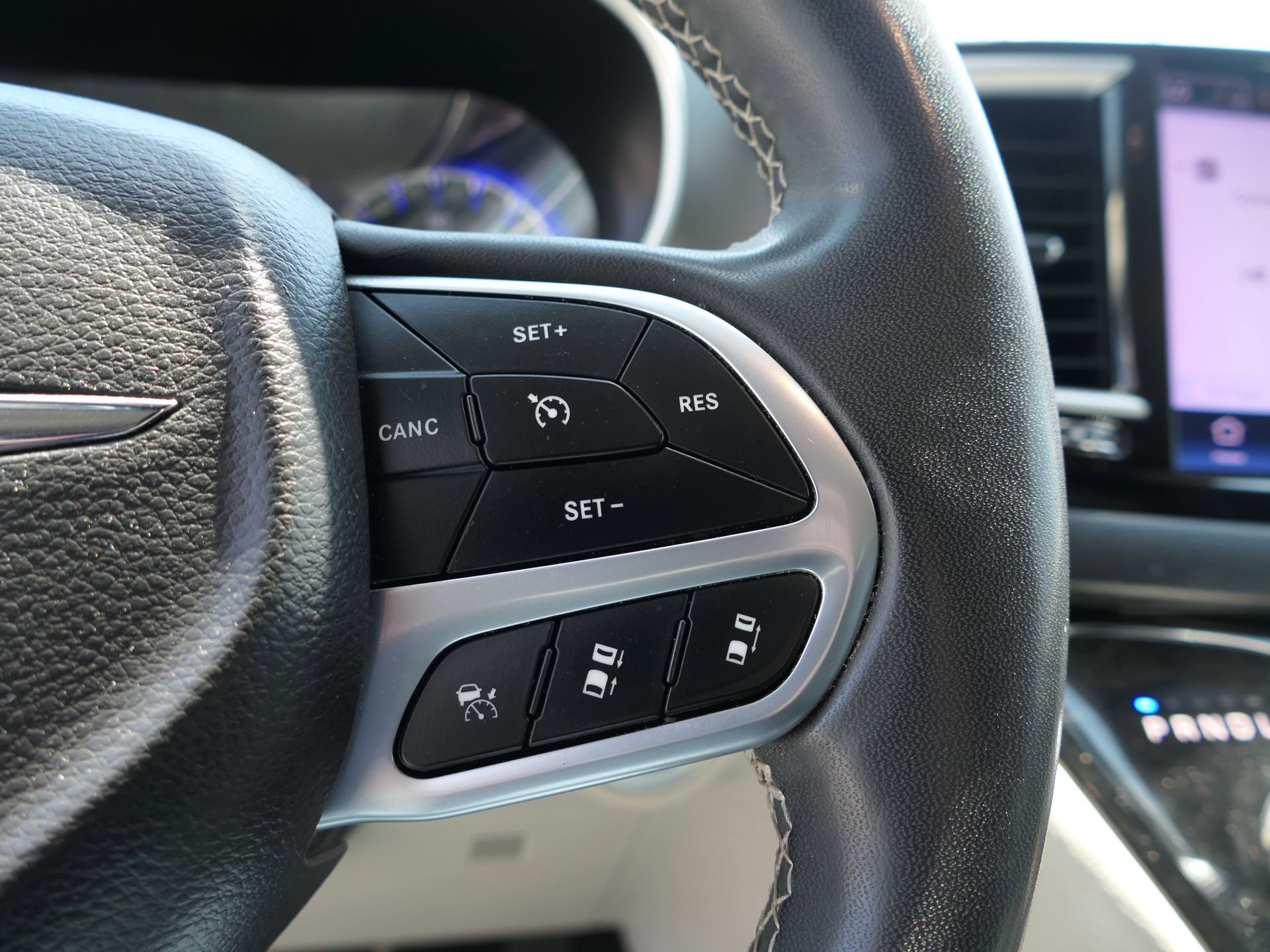 Used 2022 Chrysler Pacifica Touring-L image 16