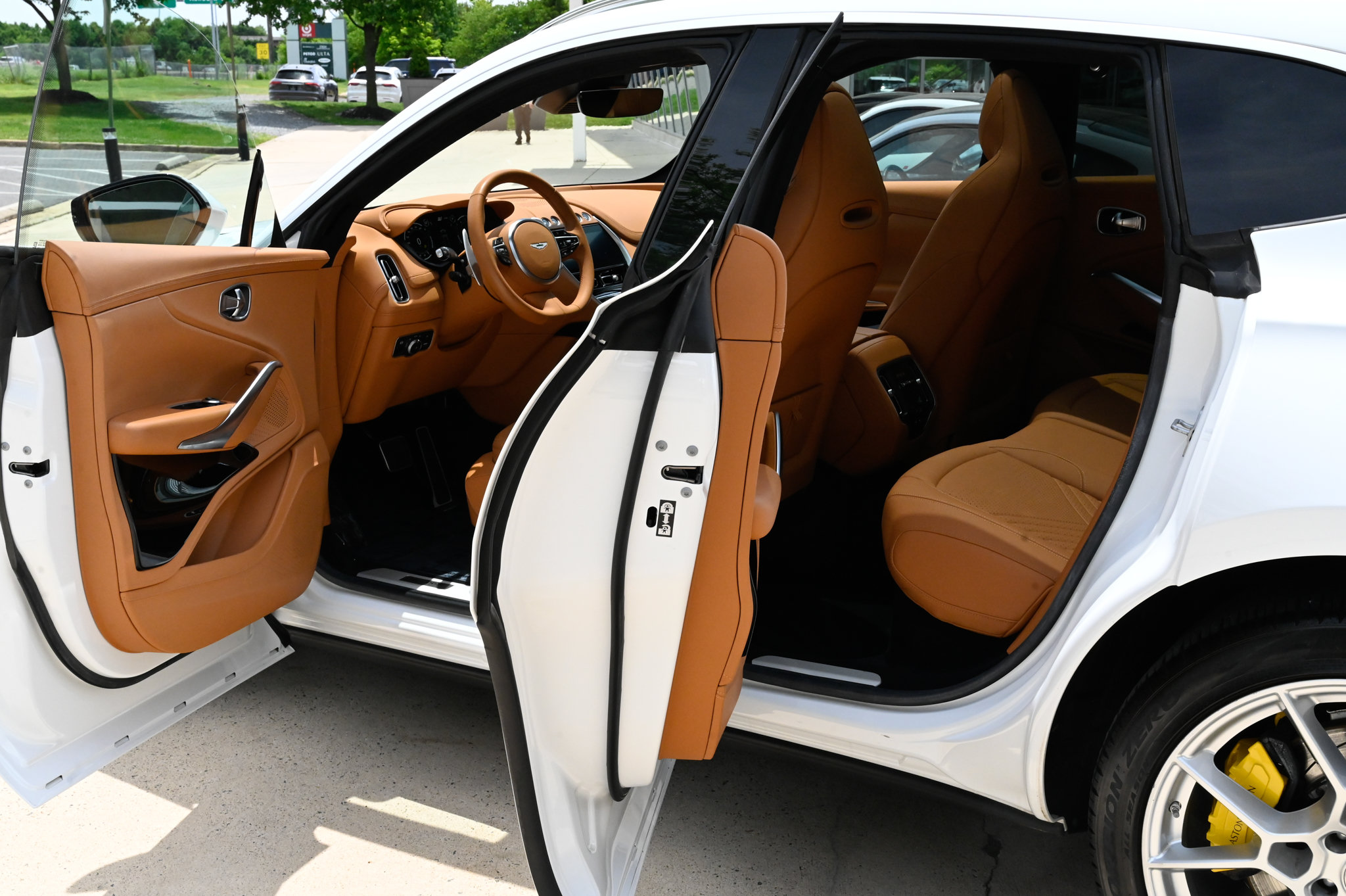 Used 2024 Aston Martin DBX AWD/4WD image 31