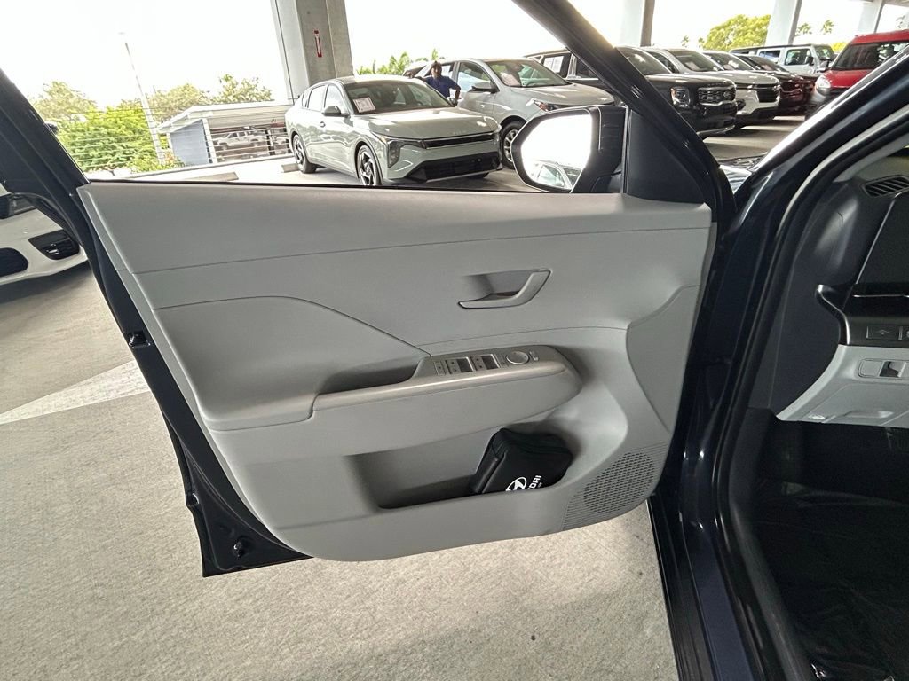 Used 2024 Hyundai Kona SE image 17