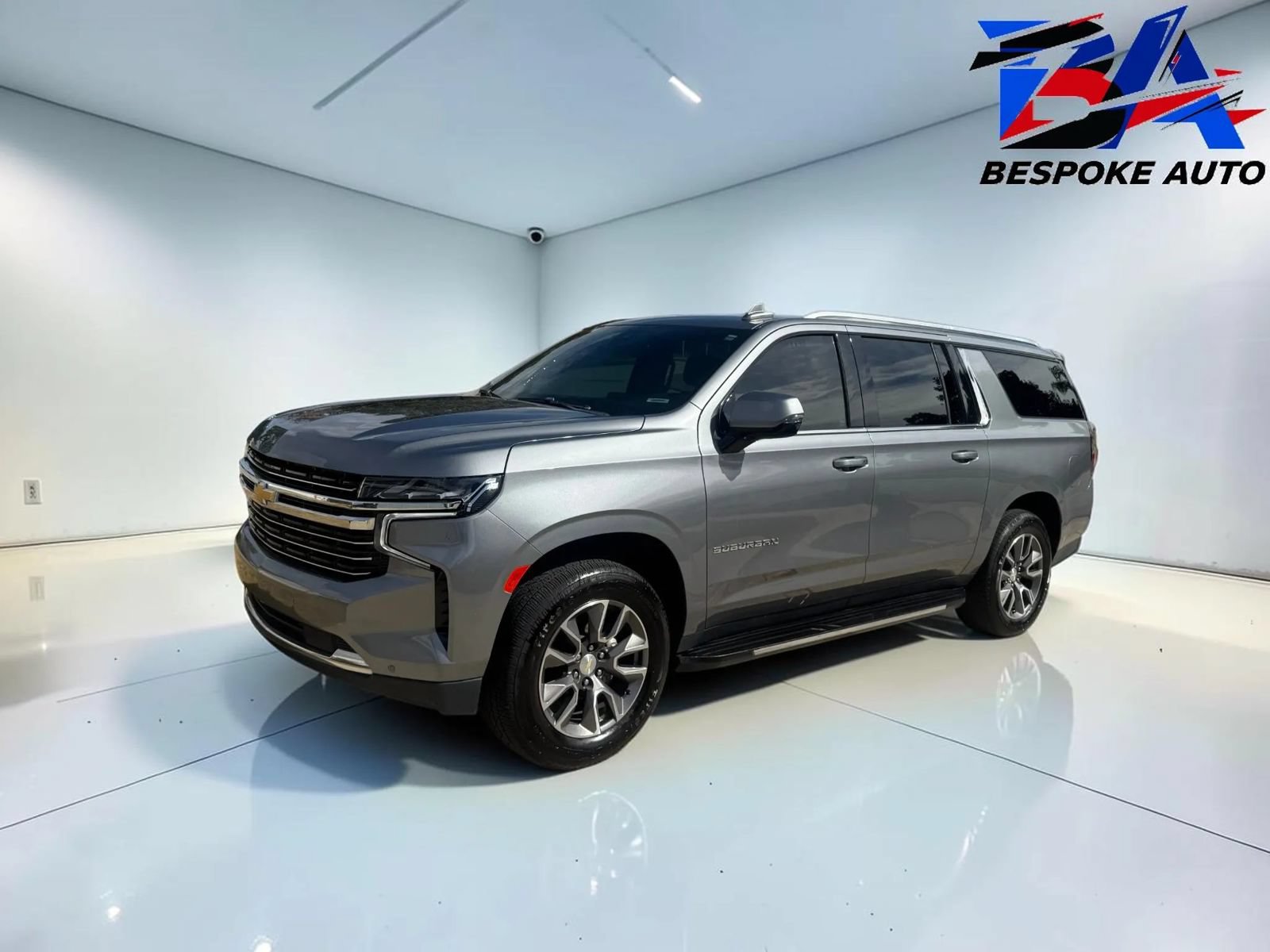 Used 2022 Chevrolet Suburban LT w/ Luxury Package RWD image 3