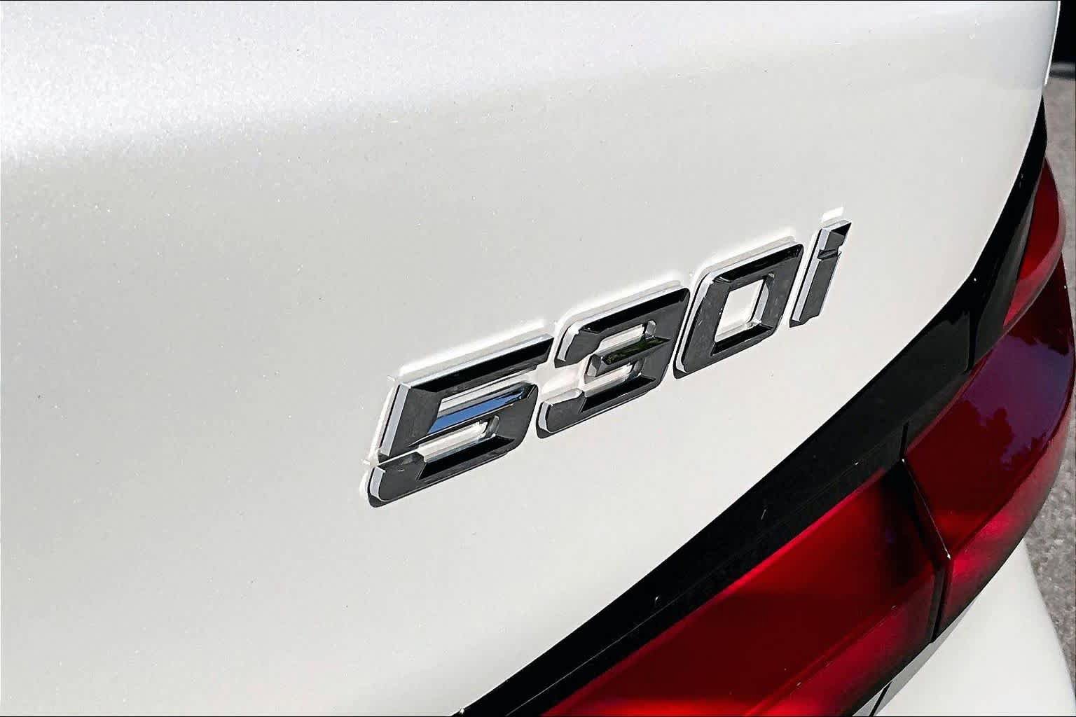 Used 2023 BMW 530i w/ Premium Package RWD image 9