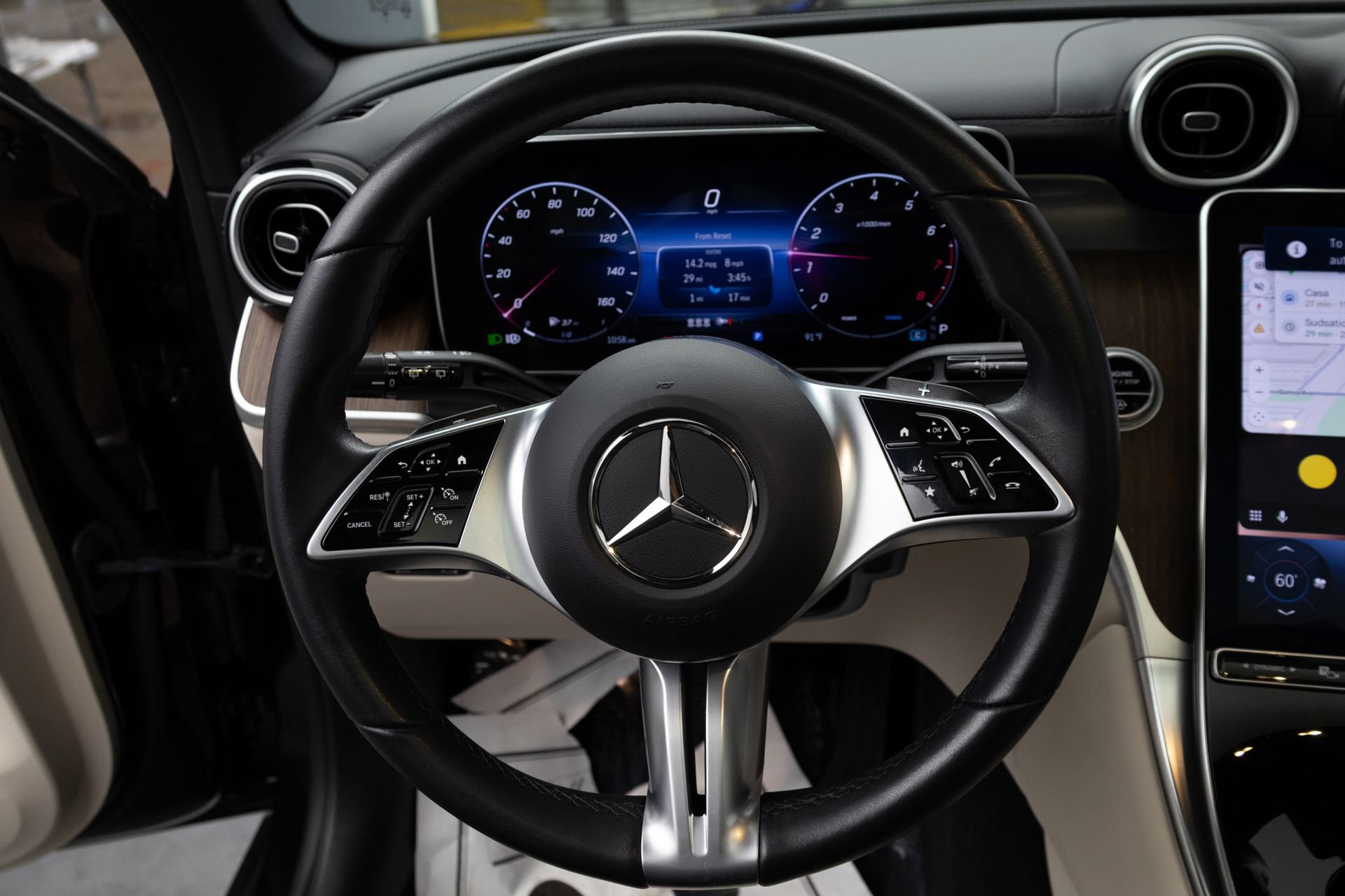 Used 2024 Mercedes-Benz GLC 300 4MATIC image 23