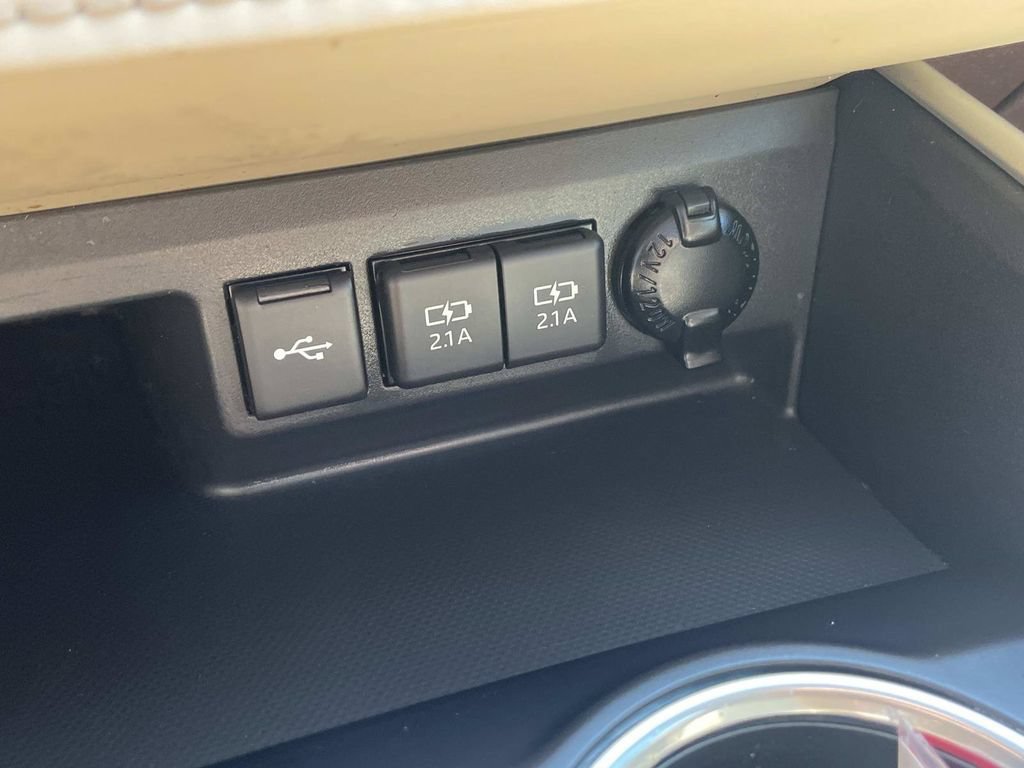 Used 2021 Toyota Highlander XLE FWD image 41