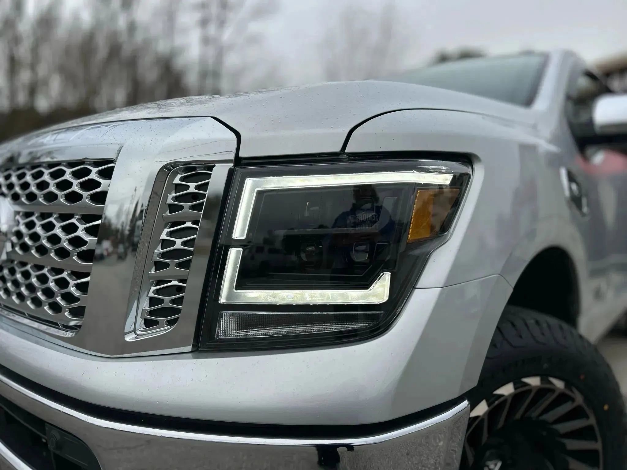 Used 2017 Nissan Titan SL image 5