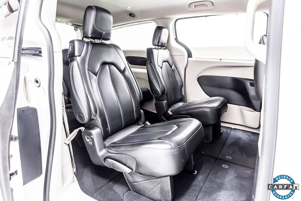 Used 2023 Chrysler Pacifica Touring-L image 32
