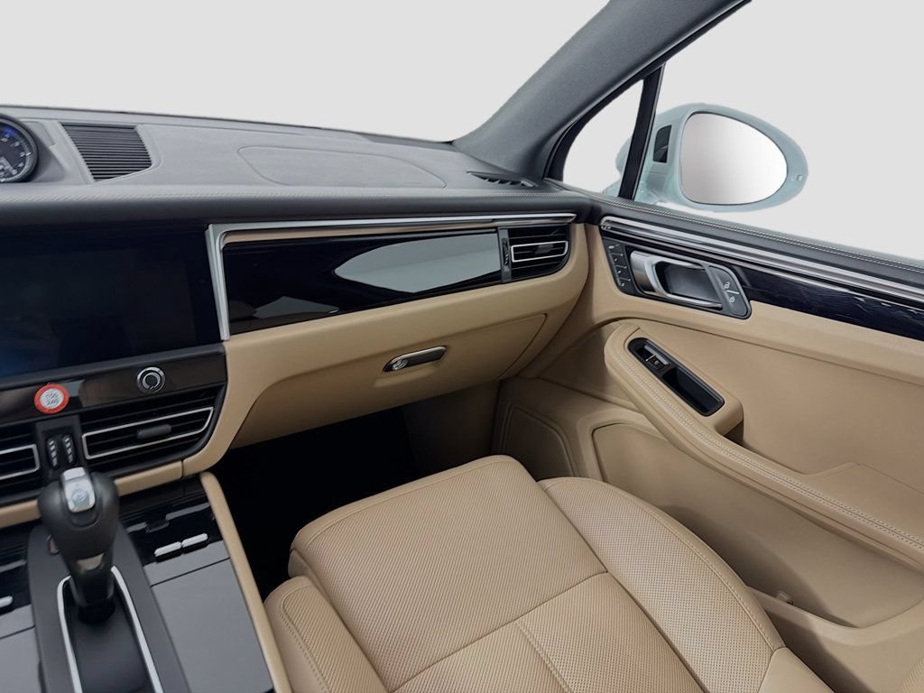 Certified 2023 Porsche Macan AWD/4WD image 25